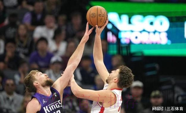申京突破被切球失误出界,火箭还剩3分钟落后国王10分 申京突破被切球失误出界,火箭还剩3分钟落后国王10分